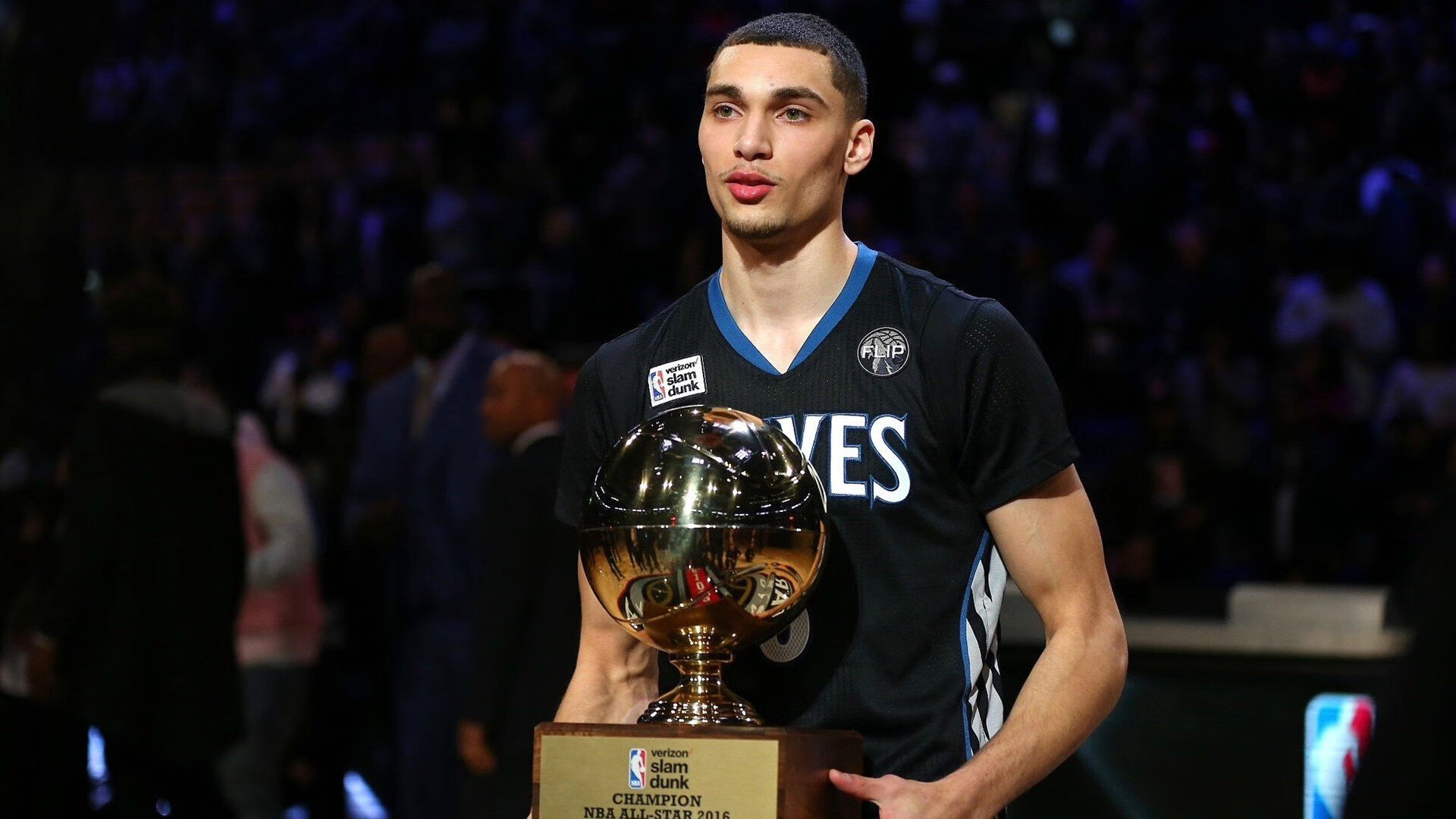 爱游戏娱乐网址-森林狼训练日球迷提前排队争睹球星风采，森林狼球员